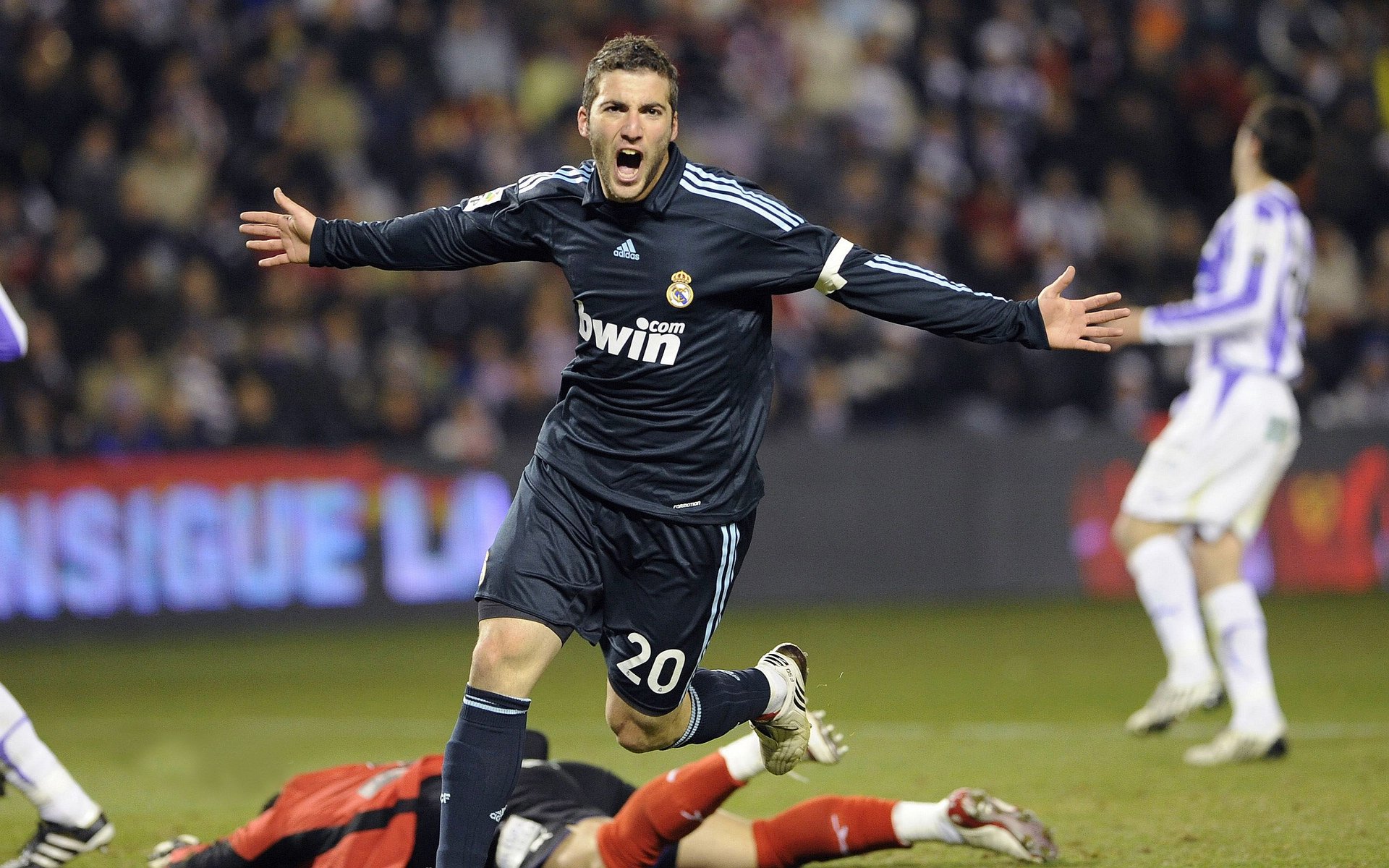 决赛精彩瞬间回放引爆社交媒体,决赛回顾